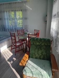 een woonkamer met een bank en een tafel en stoelen bij Apartmani Kalajevo in Crikvenica