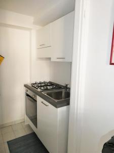 uma cozinha com um lavatório e um fogão em Centrale appartamento su due livelli "3" em Turim