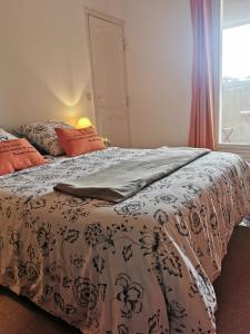Ένα ή περισσότερα κρεβάτια σε δωμάτιο στο Chambre dans verdure Provençale