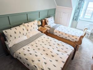 dos camas sentadas una al lado de la otra en una habitación en The Old Fire House en Thetford