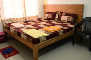 a bed in a room with a checkered bed sidx sidx sidx w obiekcie Jankivihar Homestay at Prahladghat within 1km from Shri Ram Mandir w mieście Ayodhya