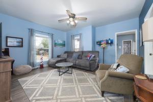 Φωτογραφία από το άλμπουμ του The Lighthouse - Large home close to downtown with a hot tub & game room! σε South Haven