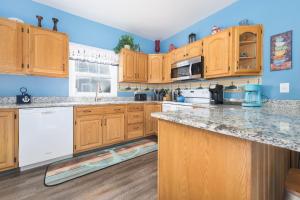 Φωτογραφία από το άλμπουμ του The Lighthouse - Large home close to downtown with a hot tub & game room! σε South Haven