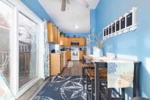 Φωτογραφία από το άλμπουμ του The Lighthouse - Large home close to downtown with a hot tub & game room! σε South Haven