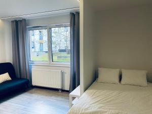 een kleine slaapkamer met een bed en een raam bij Enes Apartments Legnicka Street 59D in Wrocław