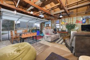 sala de estar con muebles y mesa. en The Lighthouse - Large home close to downtown with a hot tub & game room!, en South Haven