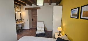 una camera con letto e un bagno con lavandino di Casa Elisa - Albergue turístico superior 