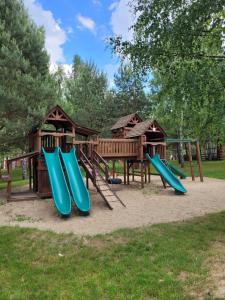 - une aire de jeux avec des toboggans dans un parc dans l'établissement Folkowa Chatka- Kaszubska Ostoja, à Barkocin