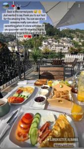 ein Tisch mit vielen Teller Essen drauf in der Unterkunft Alsara Guesthouse in Gjirokastër