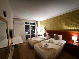 pokój hotelowy z 2 łóżkami i oknem w obiekcie Far Life Hotel w mieście Antalya