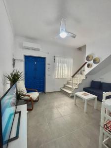 een woonkamer met een blauwe deur en een blauwe bank bij Casa Blue in Torrox