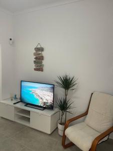 Casa Blue في توروكس: غرفة معيشة مع تلفزيون وكرسي