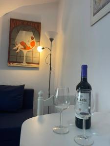 butelkę wina i dwa kieliszki wina na stole w obiekcie Casa Blue w mieście Torrox