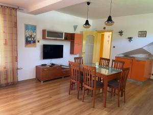 cocina y comedor con mesa y sillas en Villa Omnia en Varna