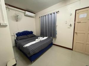 Postel nebo postele na pokoji v ubytování 2B Cozy Hostel ตรัง