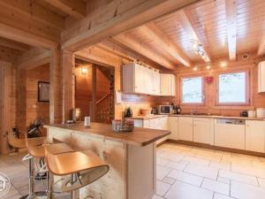 una cocina con una isla grande en una casa de madera en Chalet Nina, en La Chapelle-dʼAbondance