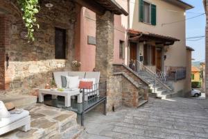 een patio van een huis met een bank en een tafel bij Ferienhaus für 6 Personen ca 130 qm in Pergine Valdarno, Toskana Provinz Arezzo in Pergine Valdarno