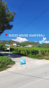 un letrero para un hostal khtararma al lado de una carretera en Guest House Xhaferaj en Berat