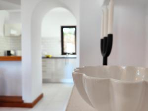 Una habitación blanca con una cocina y una mesa blanca. en Casa María, en Tías 9 fotos más