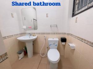 Koupelna v ubytování 2B Cozy Hostel ตรัง