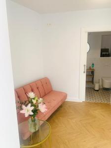 - un salon avec un canapé rose et une table en verre dans l'établissement Casa del Azucar, à Motril