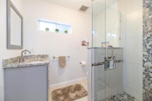 Ένα μπάνιο στο South Haven Great Lake Getaway - Centerally located to downtown South Haven and South Beach +34 φωτογραφίες