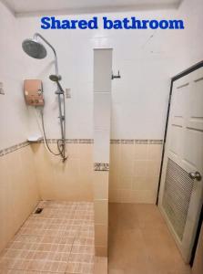 Koupelna v ubytování 2B Cozy Hostel ตรัง