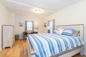 Ένα ή περισσότερα κρεβάτια σε δωμάτιο στο South Haven Great Lake Getaway - Centerally located to downtown South Haven and South Beach