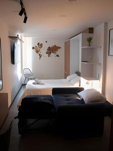 1 dormitorio con 2 camas y sofá en Moderno apto, la candelaria, en Bogotá