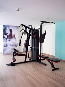 un gimnasio con dos máquinas de correr en una habitación en Moderno apto, la candelaria, en Bogotá
