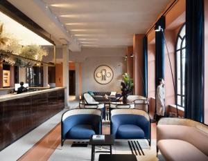 een lobby van een hotel met stoelen en tafels bij Interno Marche Design Experience Hotel in Tolentino
