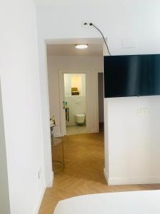 um quarto com um frigorífico branco e uma casa de banho em Casa del Azucar em Motril