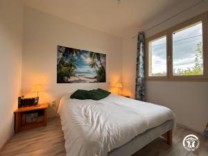 La Sauvetat的住宿－Chez Aurore，卧室配有一张床,墙上挂有绘画作品