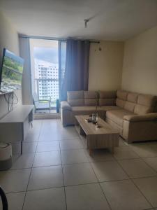 sala de estar con sofá y mesa de centro en Quédate con sulay habitación a 5mint del aeropuerto en Ciudad Radial