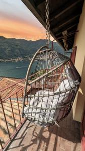 un balcón con hamaca y vistas al océano en Dnart holidays home, en Blevio