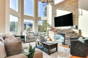 a living room with a fireplace and a tv at Lakefront Coeur dAlene Home with Deck and Shared Dock in Coeur d'Alene