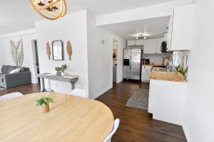 Η κουζίνα ή μικρή κουζίνα στο Pine Cove - Close to downtown and beaches