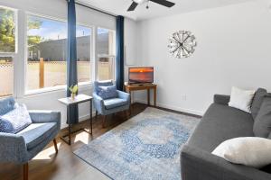 Χώρος καθιστικού στο Pine Cove - Close to downtown and beaches