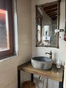 a bathroom with a sink and a mirror at O Capricho in Requeixo