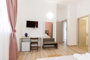 Camera bianca con scrivania e letto di La Rosa di Sharon a Portopalo