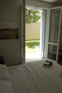 フィレンツェにあるApartment downtown Florence, moderno con giardinoのベッドとガラスの引き戸のある寝室