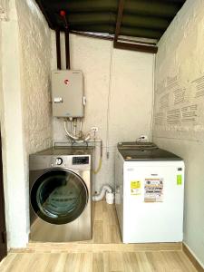 uma máquina de lavar roupa e uma máquina de lavar roupa num pequeno quarto em Súper Apartamento central en Casa Colonial Bogotá em Bogotá
