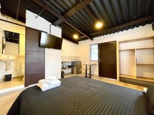 1 dormitorio con 1 cama grande en una habitación en Súper Apartamento central en Casa Colonial Bogotá en Bogotá
