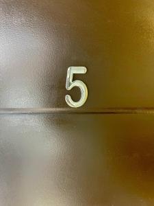 a metal number five on the side of a ceiling at Súper Apartamento central en Casa Colonial Bogotá in Bogotá