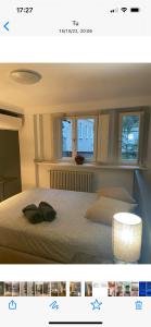 een slaapkamer met een bed met 2 kussens erop bij Loft Crimea con patio in Turijn