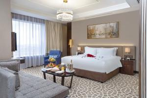 فندق انيفيل في خميس مشيط: غرفة فندقية بسرير كبير واريكة