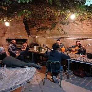 Mendoza - Casa Cardozo في غوايمالين: مجموعة من الناس يجلسون حول طاولة مع أدوات