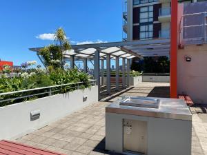 un edificio con una pasarela junto a un edificio en Broadways Best, en Sídney