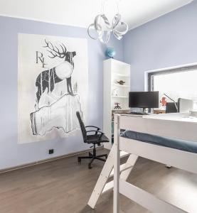 een slaapkamer met een bed en een bureau met een stoel bij Villa David in Espoo