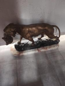 a bronze statue of a dog on a table at Apartament w centrum Brzeska in Brzesko